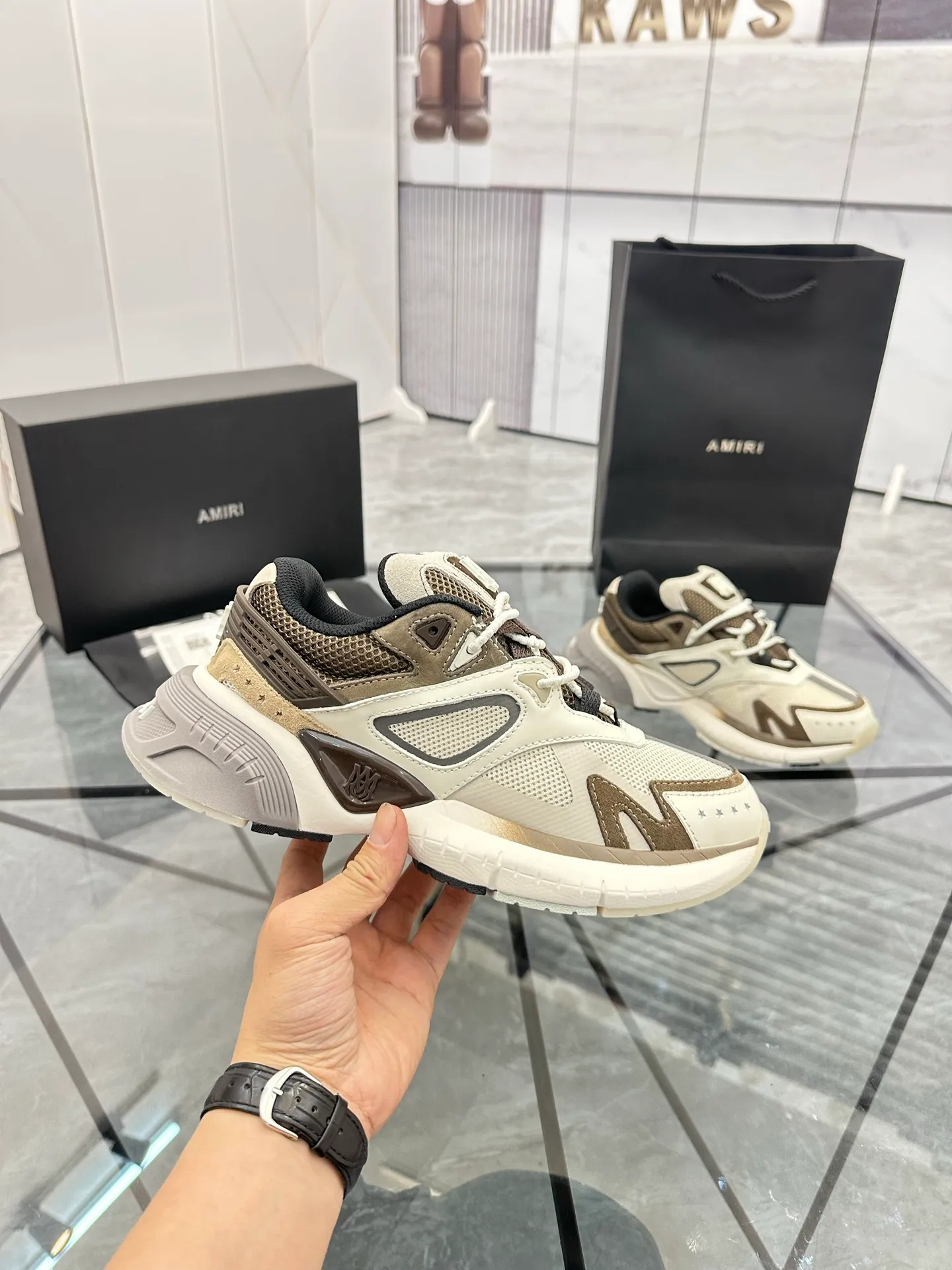 Men's shoes: 💰P720¥ Guangzhou top quality Product trademark: AMIRI* "Amir*" low-top casual shoes Regular size: 39-44 (can be customized to 45) Product materials: upper imported first-layer cowhide stitching original material, breathable lining, original outsole. Number: 525